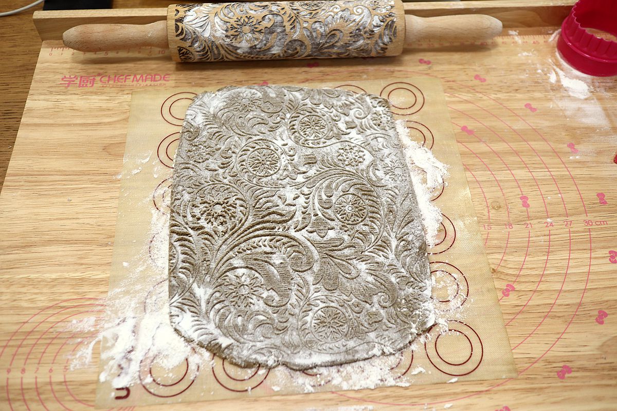 黑全麦印花饼干