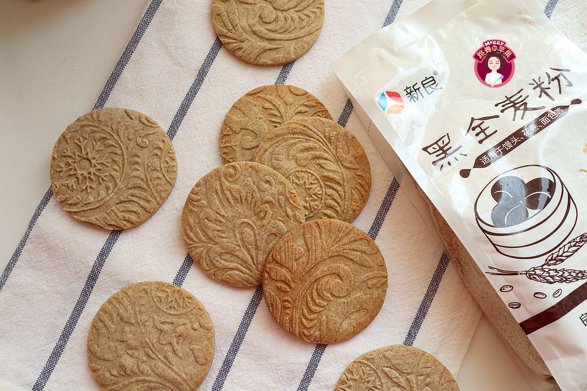 黑全麦印花饼干