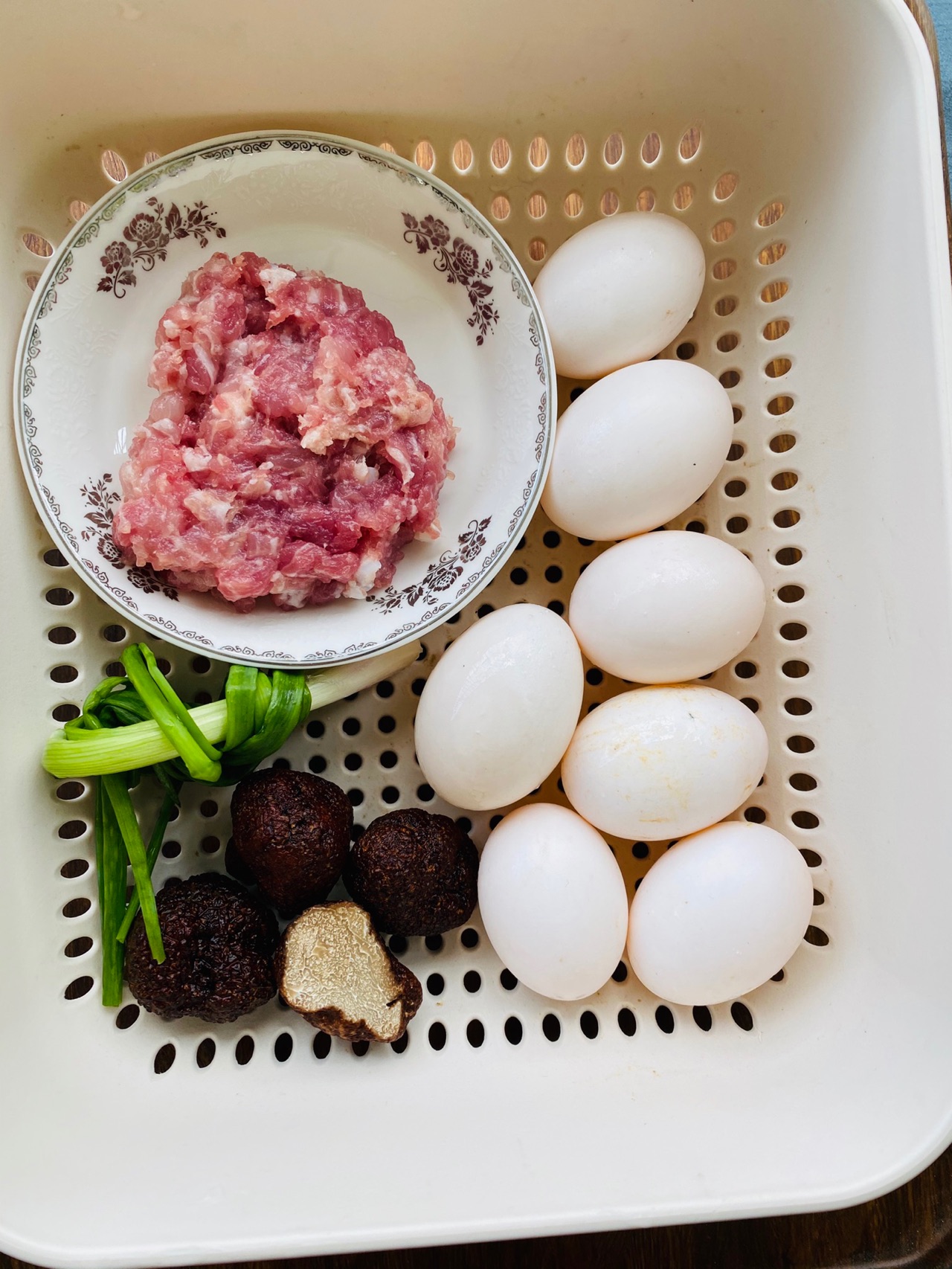 黑松露肉沫蒸鸽子蛋