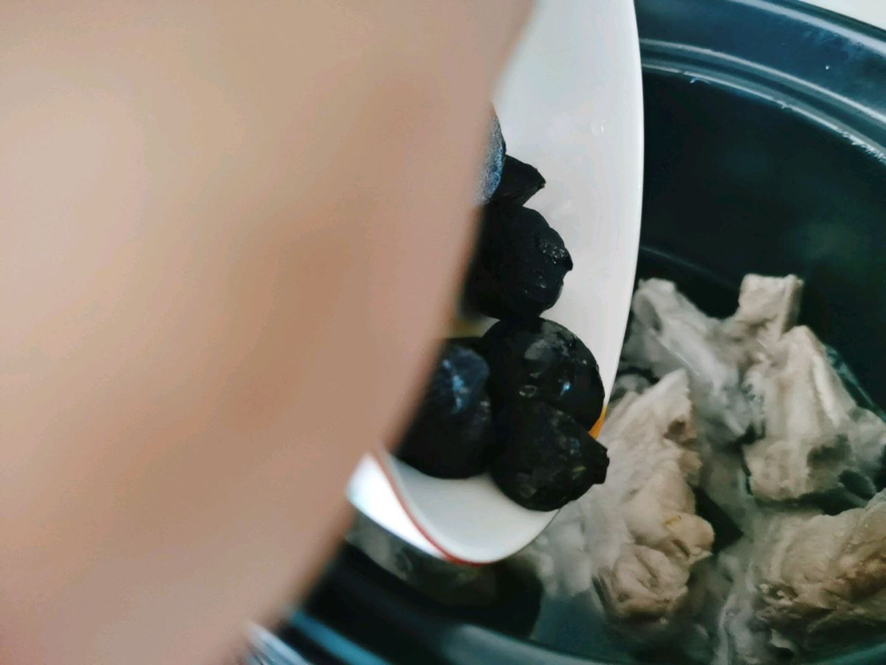 黑蒜龙骨汤