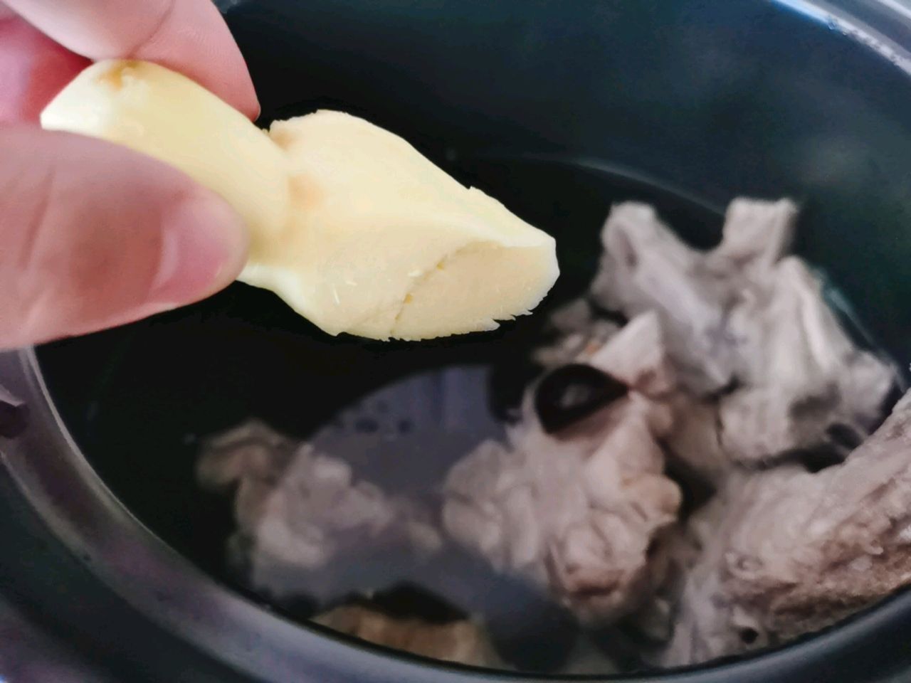 黑蒜龙骨汤