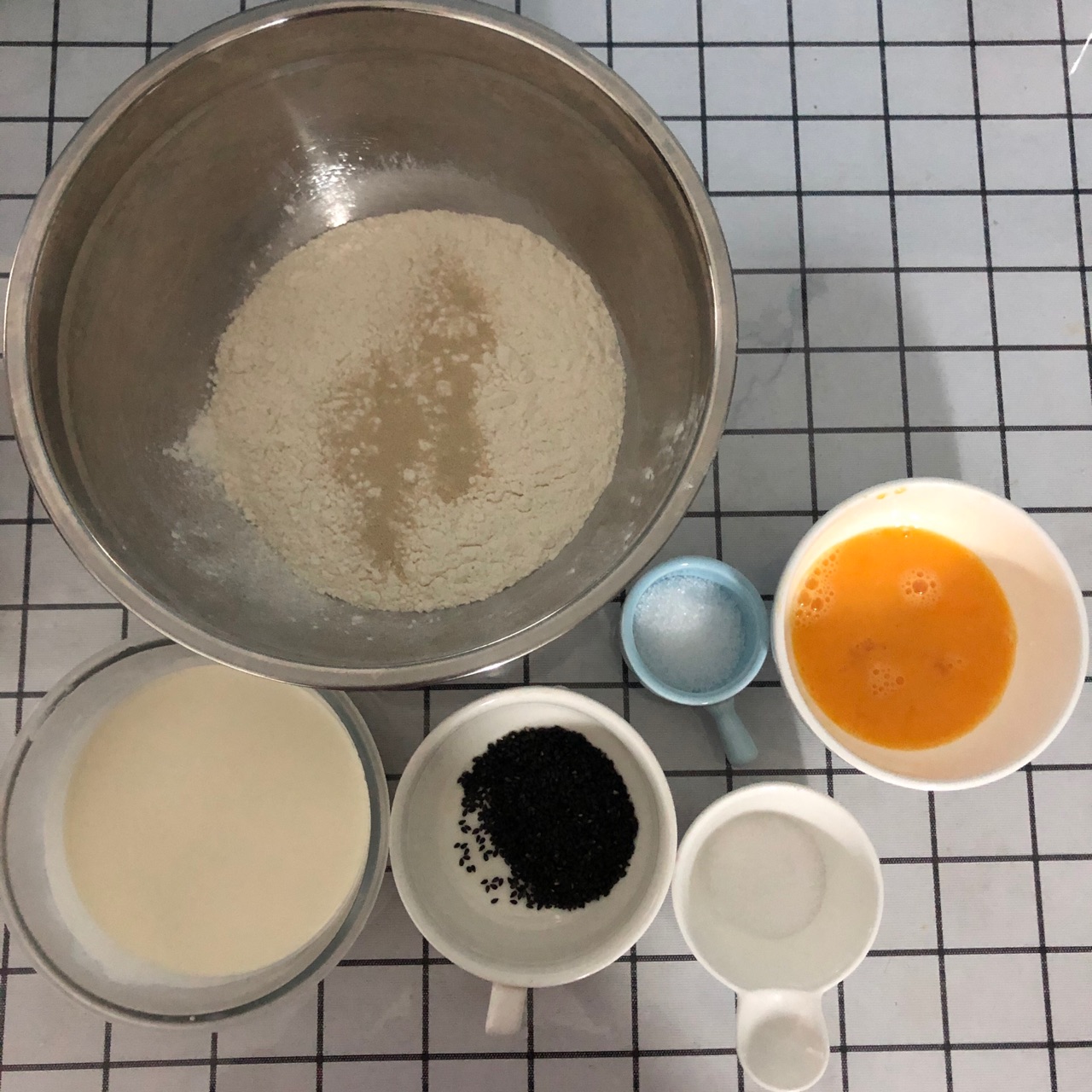 黑芝麻盐面包