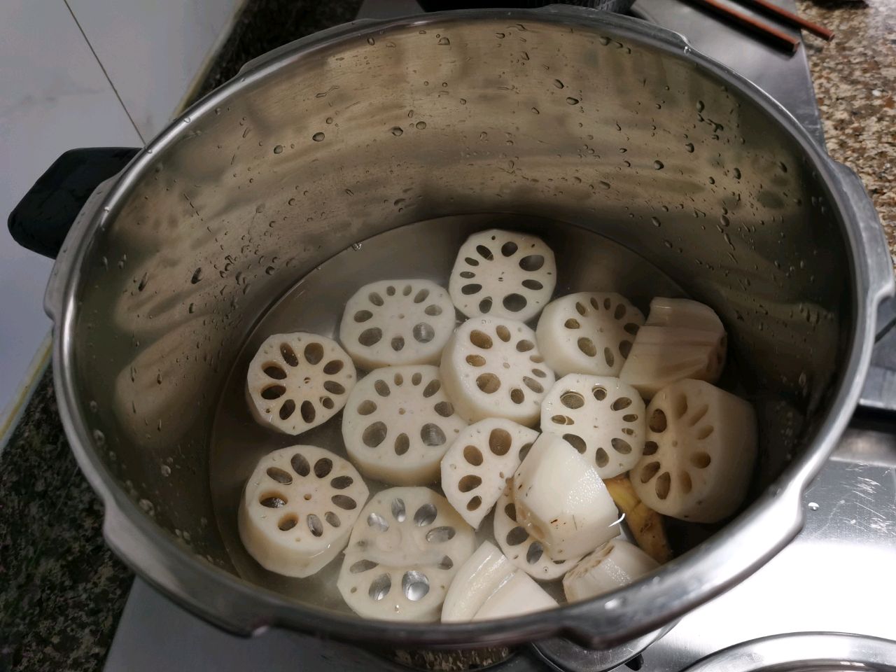 红豆莲藕炖猪骨
