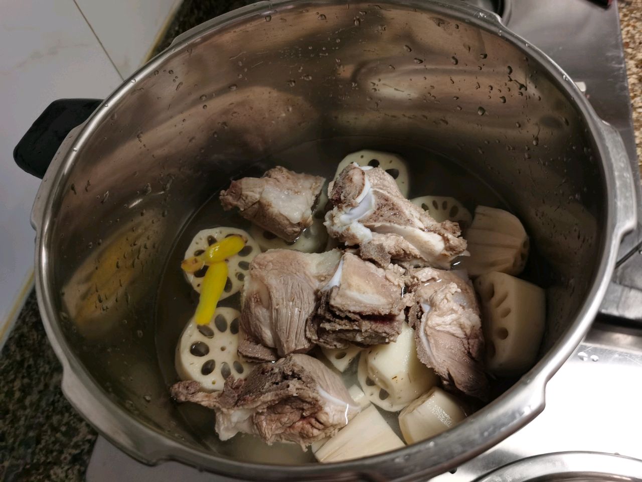 红豆莲藕炖猪骨