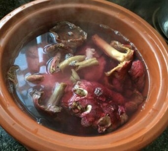 红菇排骨炖鸡汤