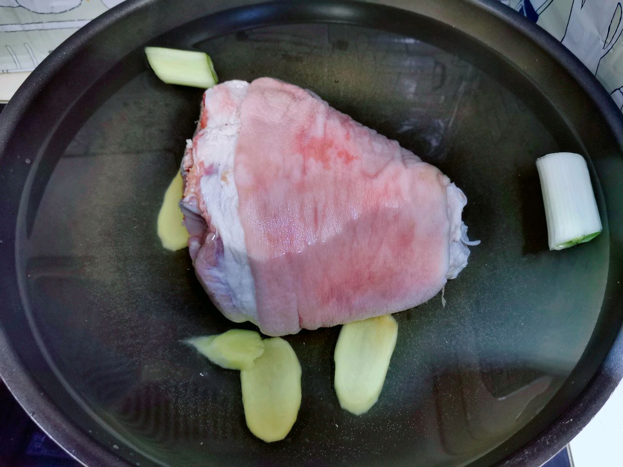 红润软烂  酱香大肘子