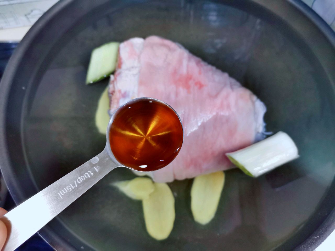 红润软烂  酱香大肘子