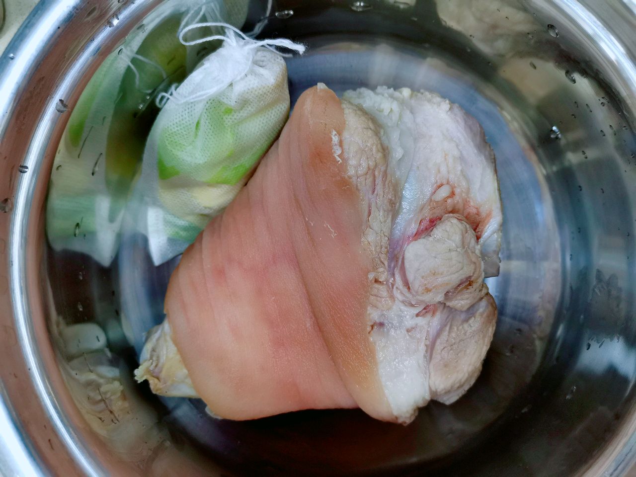 红润软烂  酱香大肘子