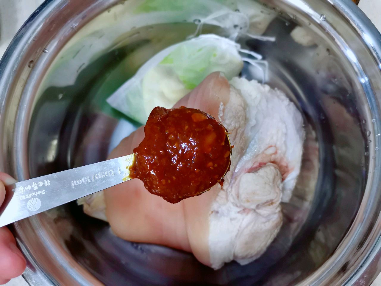 红润软烂  酱香大肘子