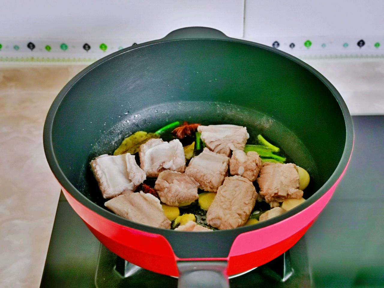 红烧板栗鹌鹑蛋焖排骨