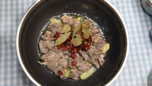 红烧牛肉怎么做才好吃？学会这招，在家也能做出饭店的味道！