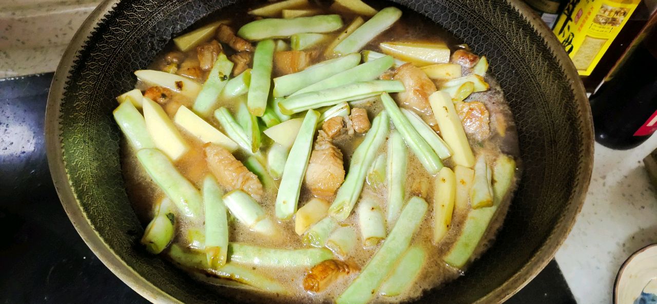 红烧肉炖豆角土豆