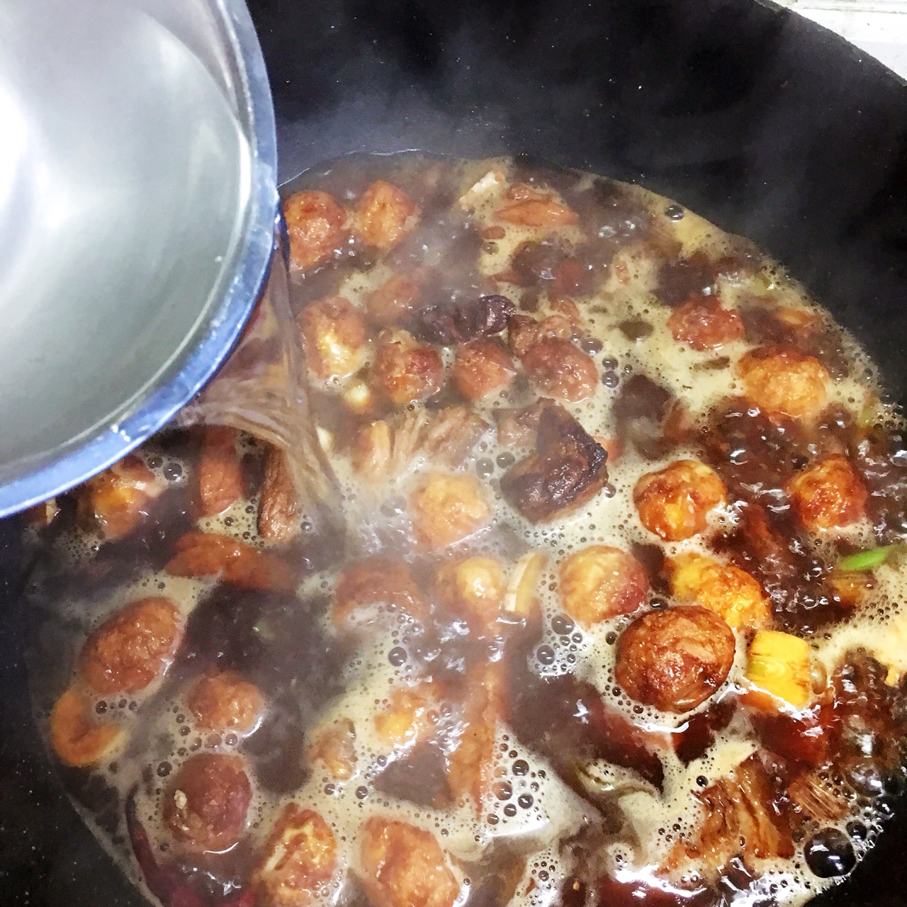 红烧肉炖虎皮鹌鹑蛋