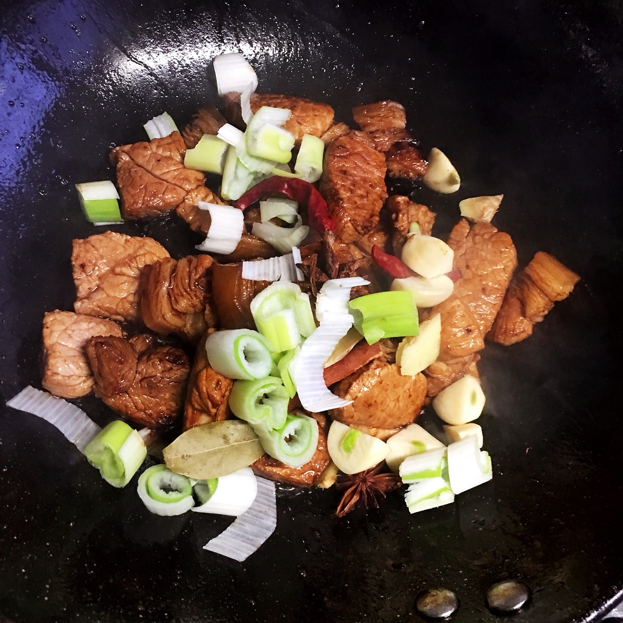 红烧肉炖虎皮鹌鹑蛋