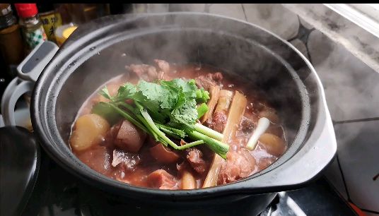 红烧羊腩煲