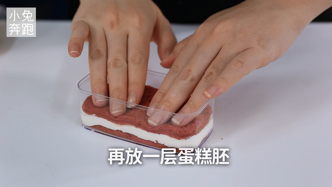红丝绒盒子蛋糕的做法，小兔奔跑甜品教程