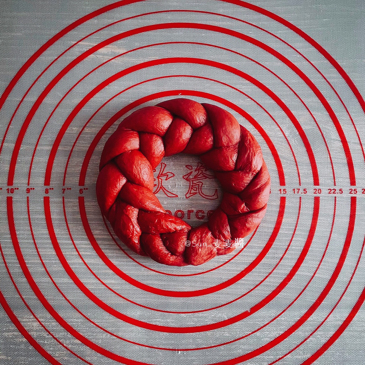 红丝绒麻花面包