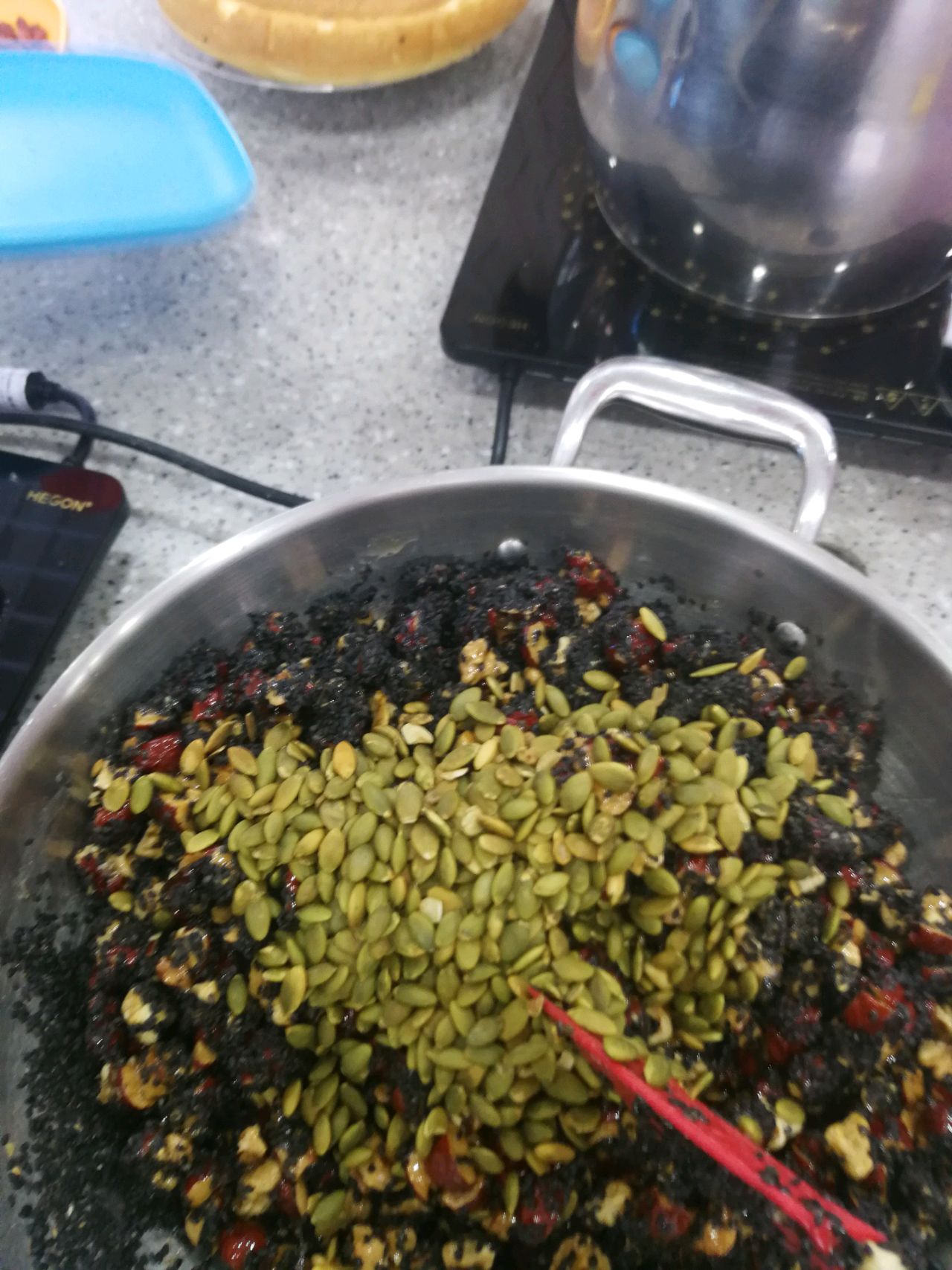 红枣黑芝麻核桃糕