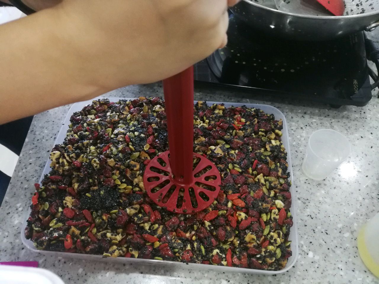 红枣黑芝麻核桃糕