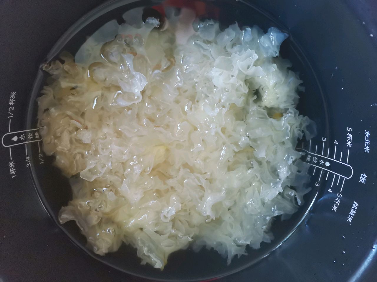 红枣银耳小米粥