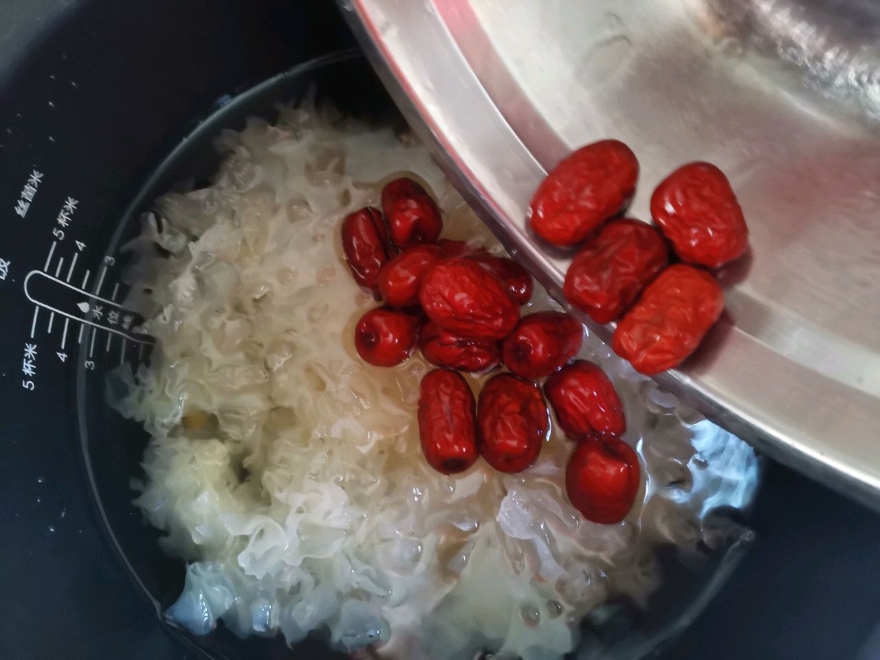 红枣银耳小米粥