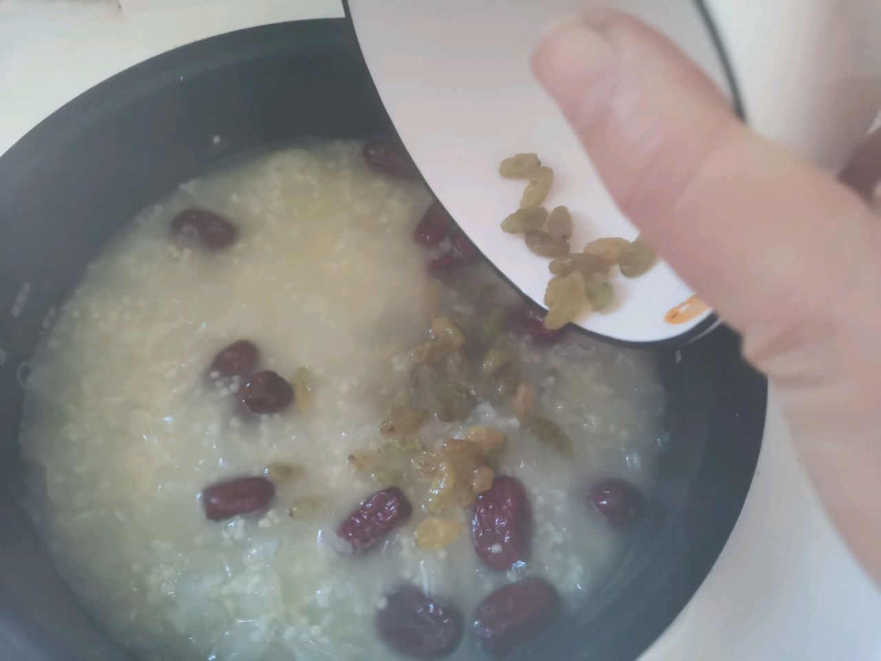 红枣银耳小米粥
