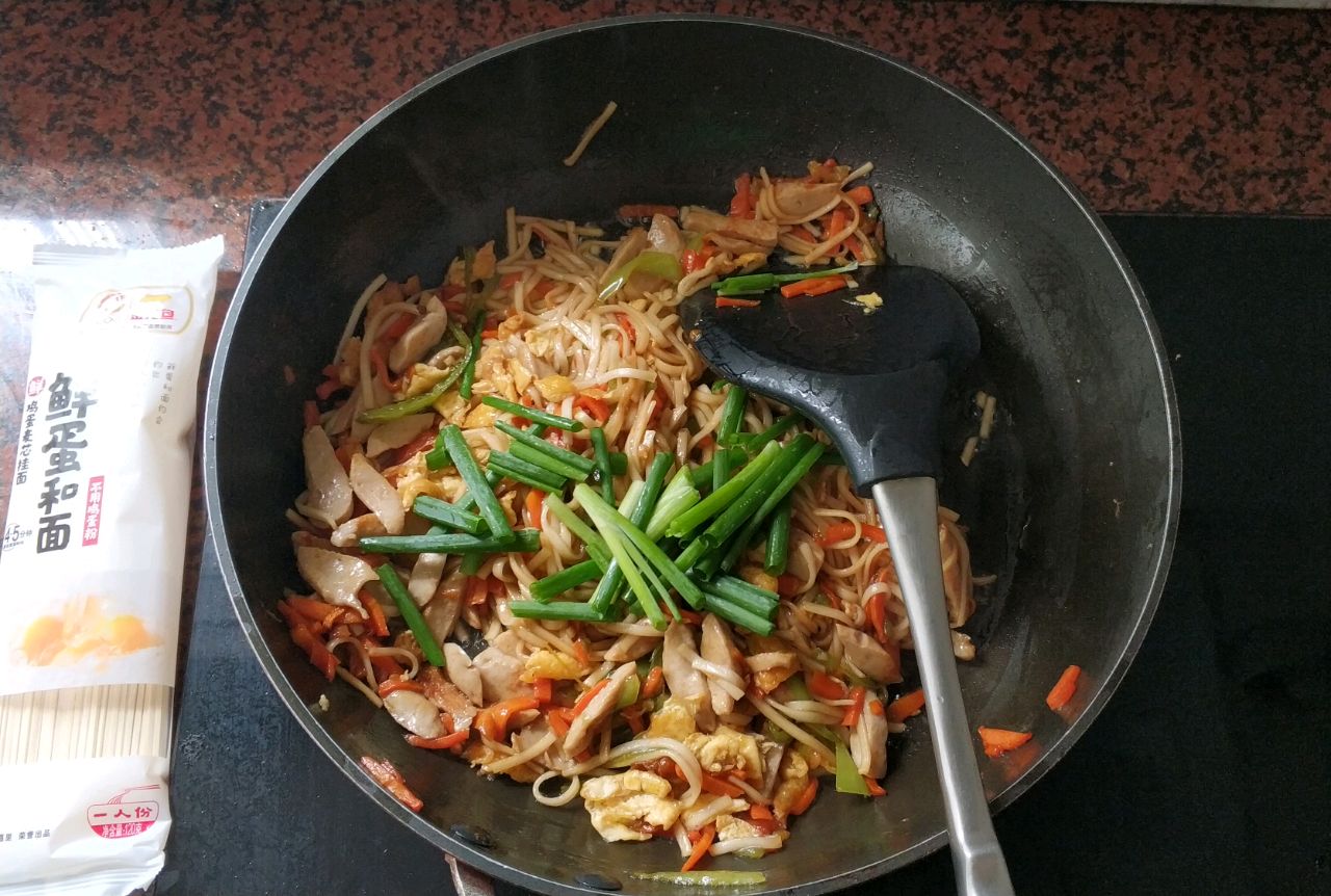 胡萝卜尖椒肉丸炒面