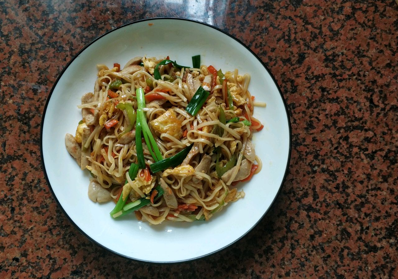 胡萝卜尖椒肉丸炒面