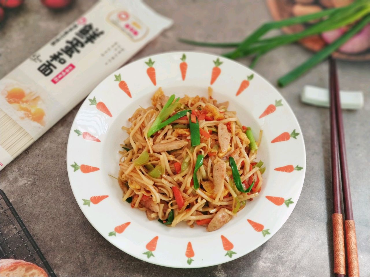 胡萝卜尖椒肉丸炒面