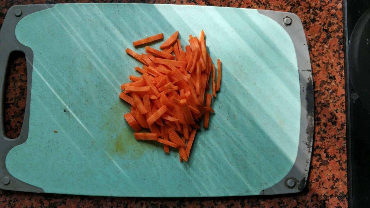 胡萝卜尖椒肉丸炒面