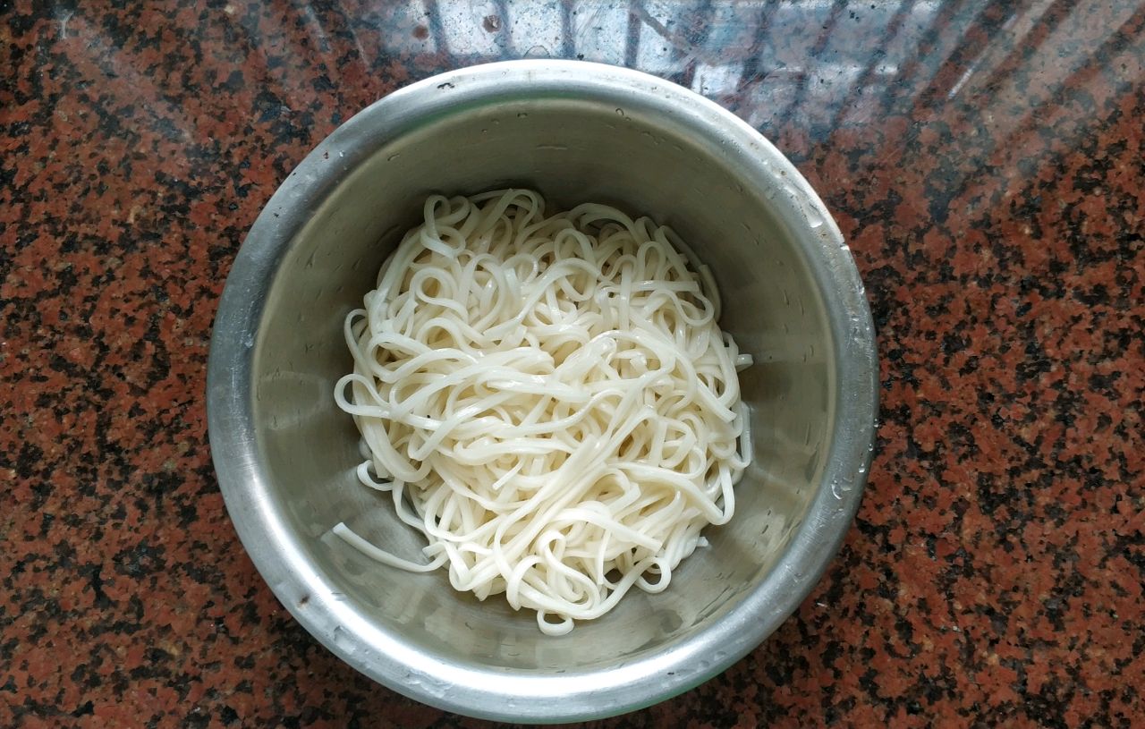 胡萝卜尖椒肉丸炒面
