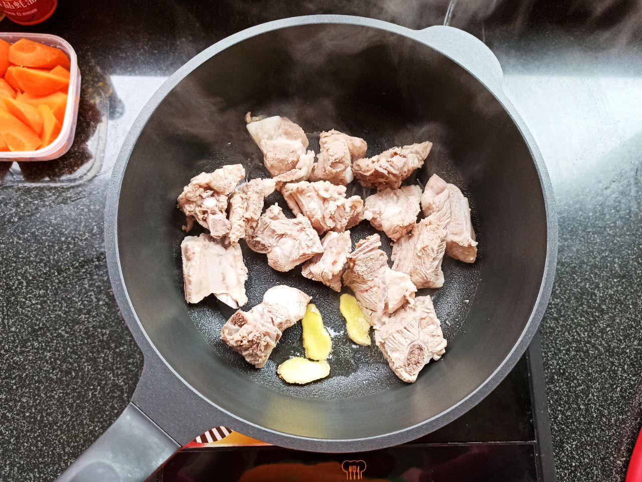 胡萝卜莲藕排骨汤