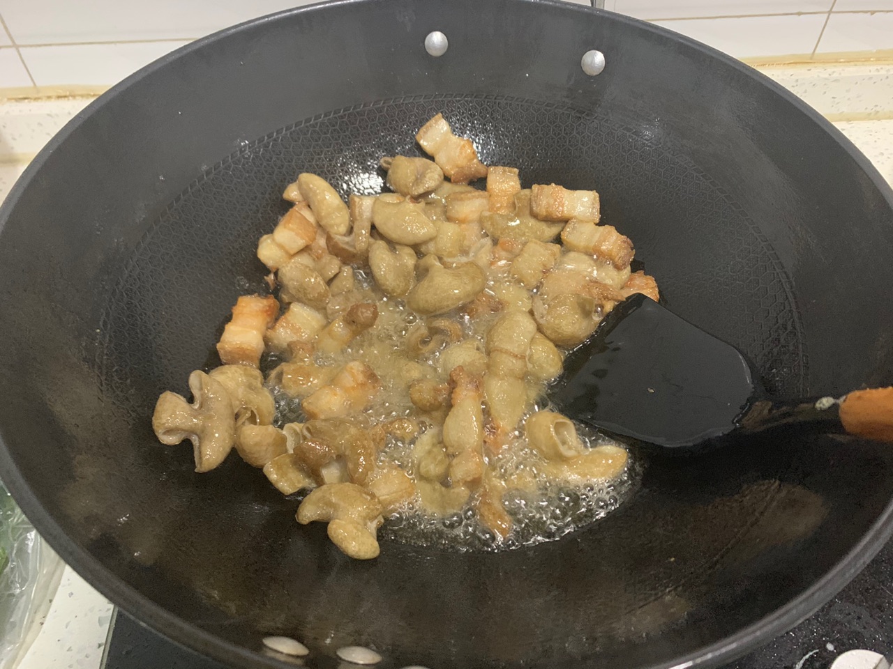 胡萝卜烧肥肠