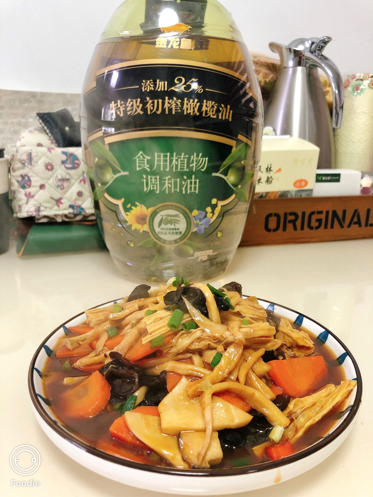胡萝卜杏鲍菇烩腐竹黑木耳