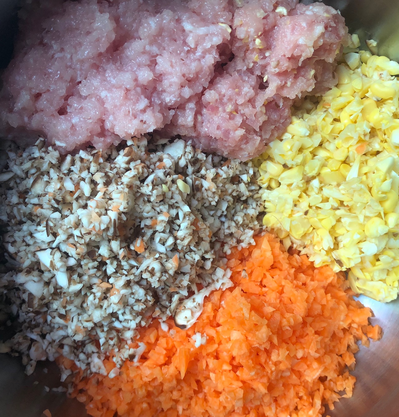 胡萝卜玉米香菇饺子