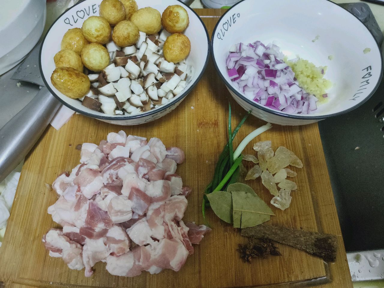 虎皮鹌鹑蛋卤肉饭