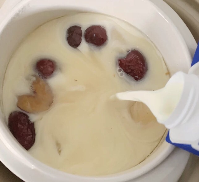 花胶炖鲜牛奶
