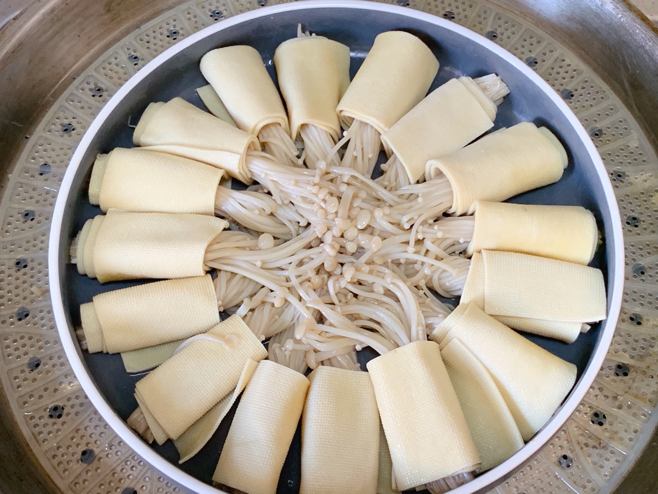 花开富贵金针菇豆皮卷
