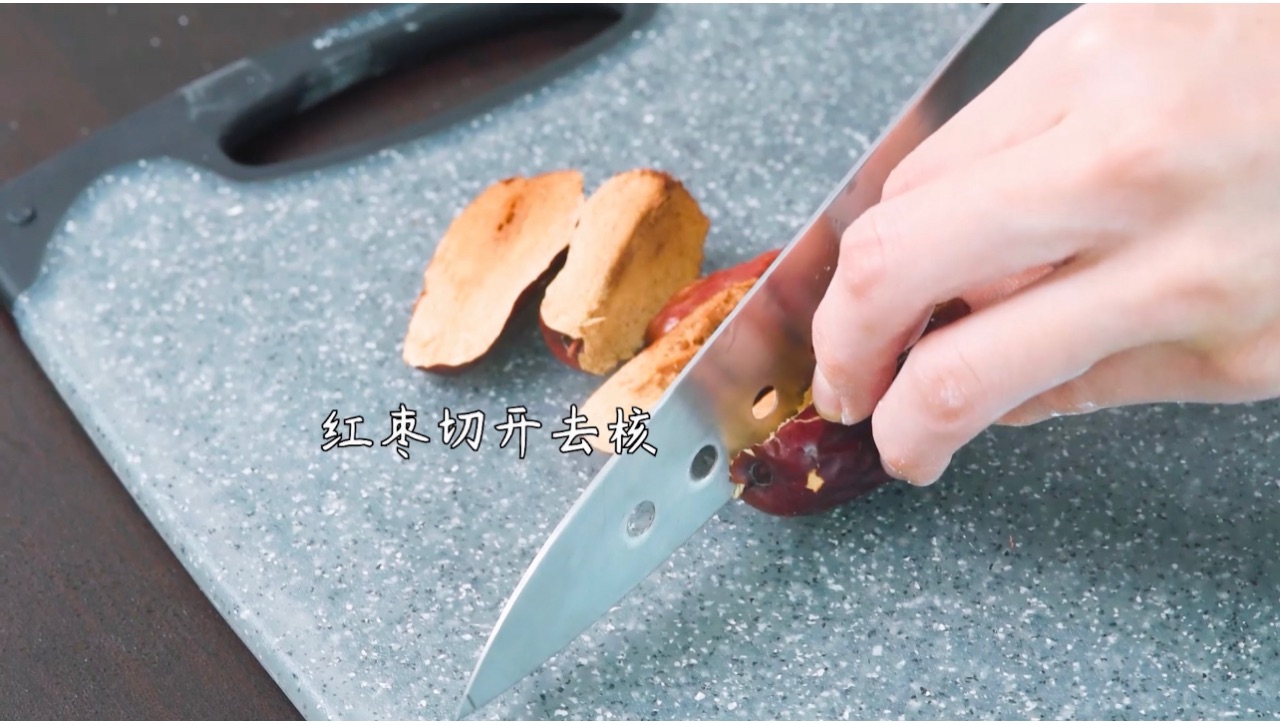 缓解手脚冰冷的枸杞红枣汤圆