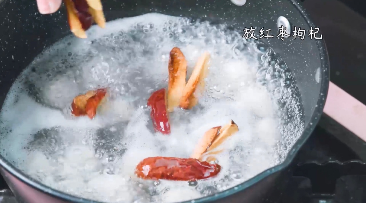 缓解手脚冰冷的枸杞红枣汤圆