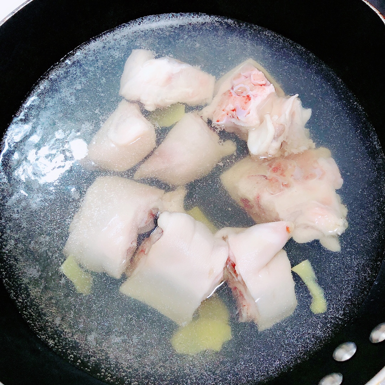 黄豆花生猪蹄汤