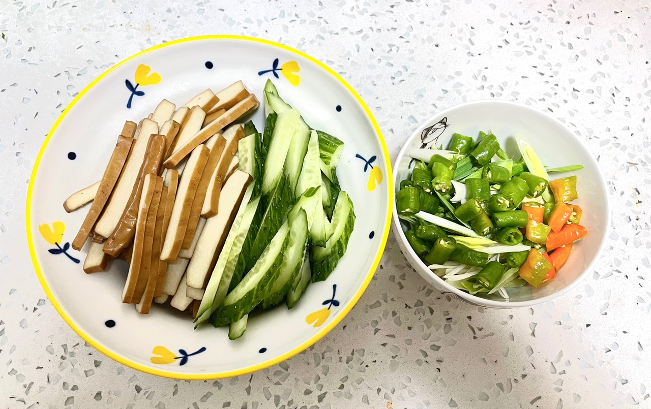 黄瓜炒豆干（下饭菜）