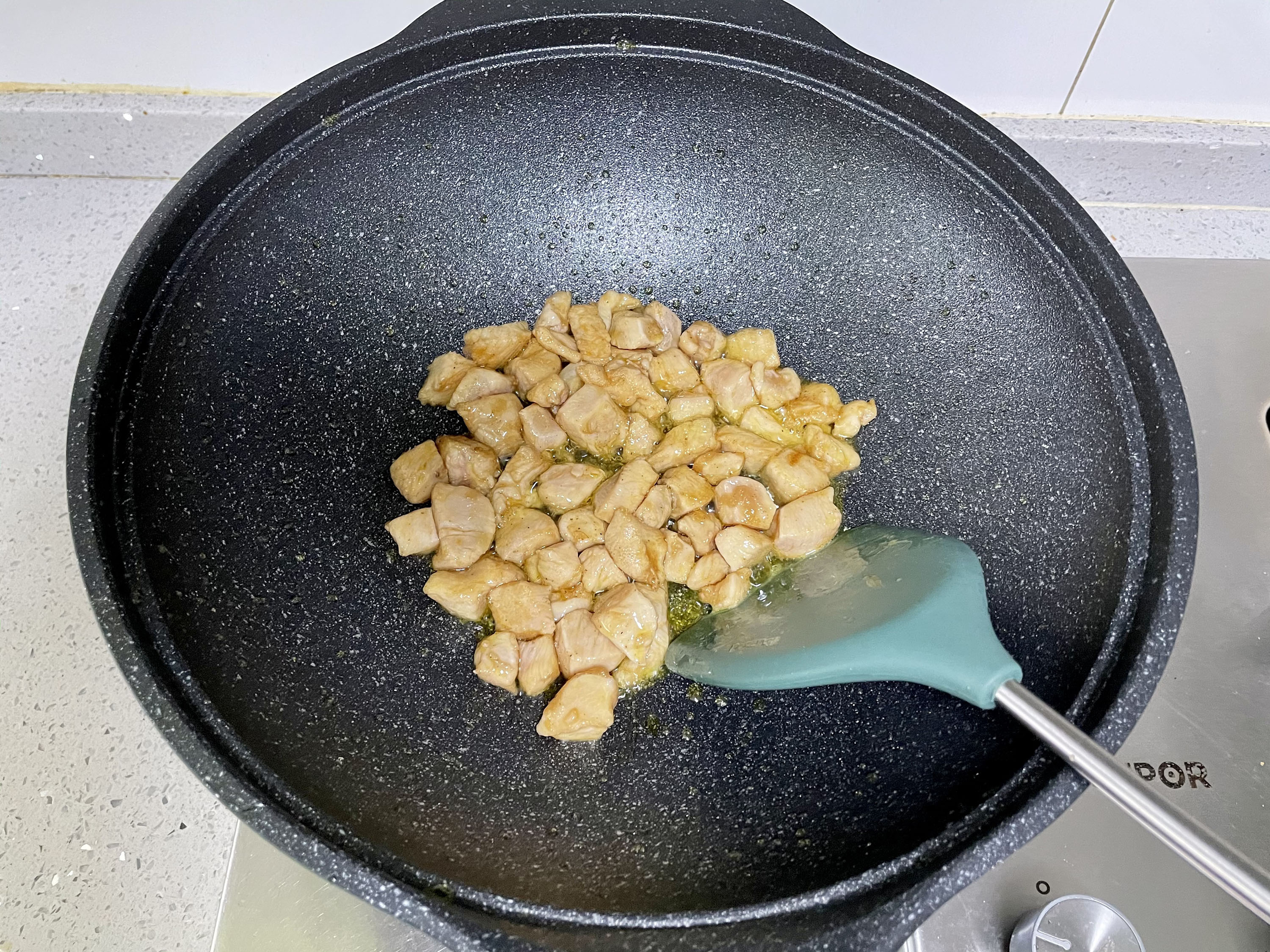 黄瓜炒鸡丁，荤素搭配，清新爽口
