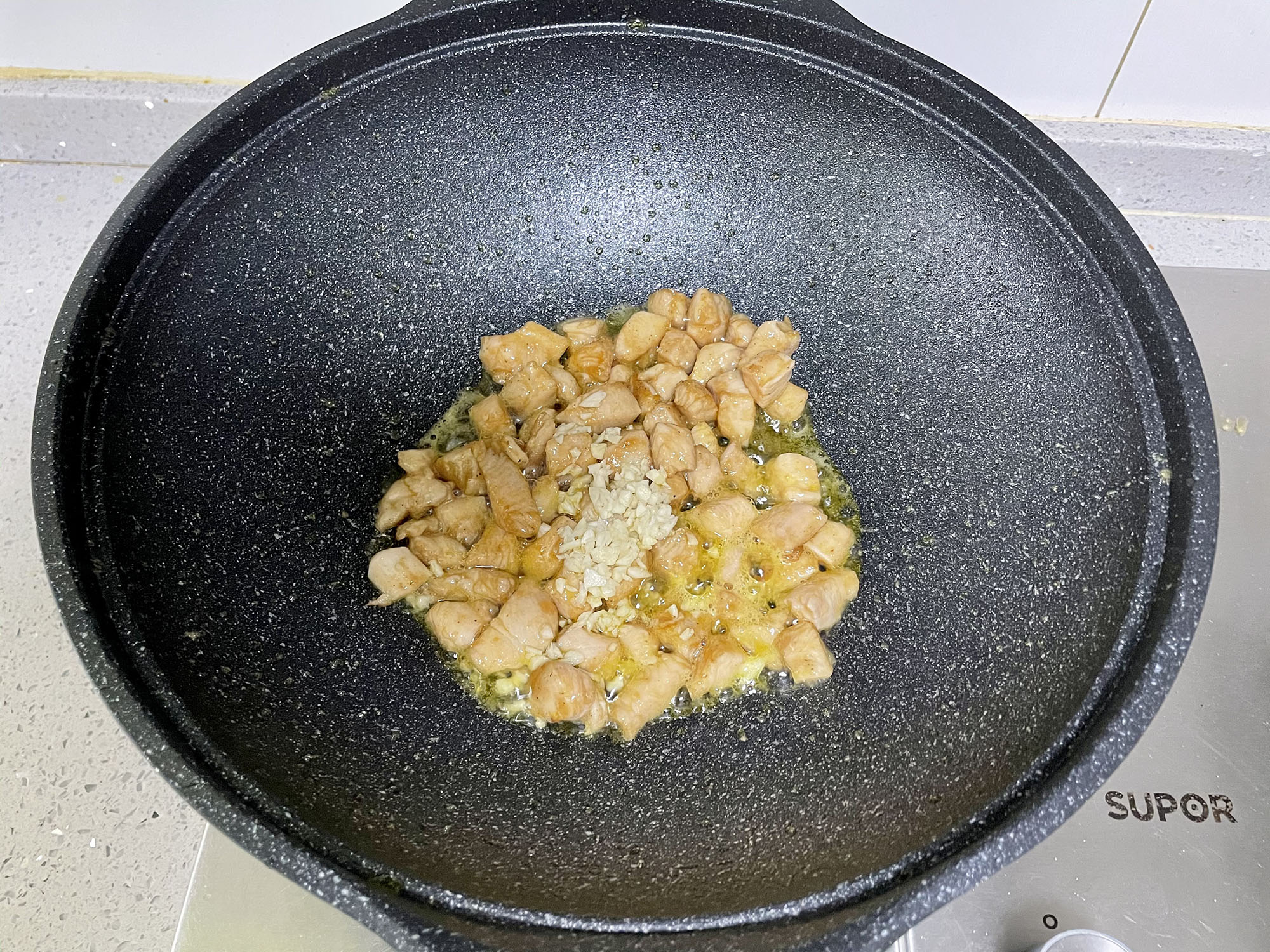 黄瓜炒鸡丁，荤素搭配，清新爽口