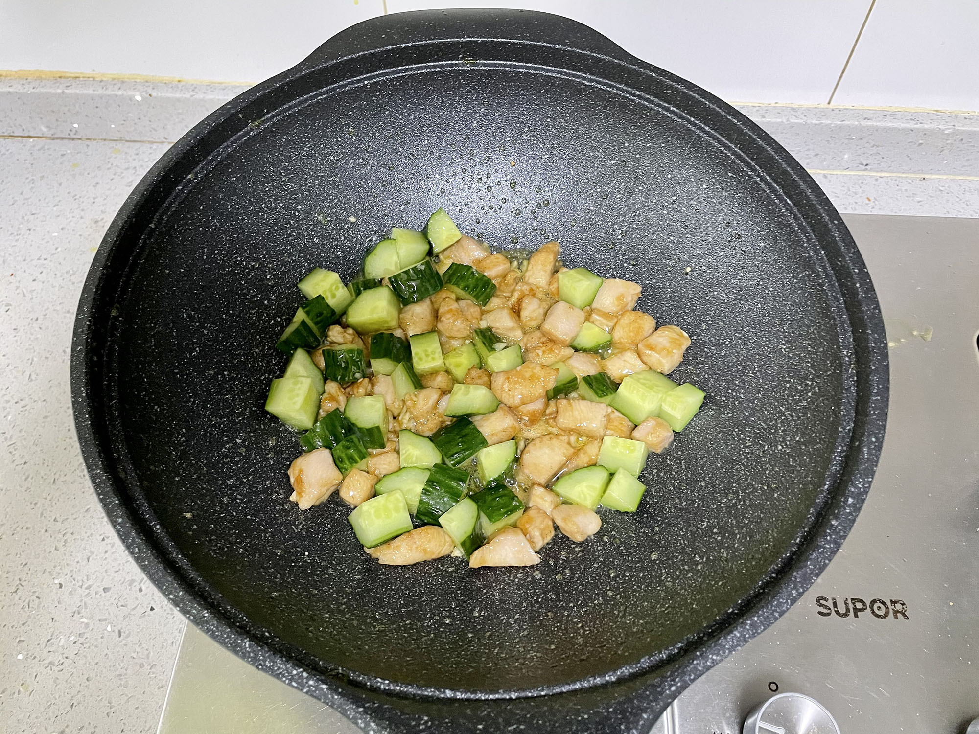 黄瓜炒鸡丁，荤素搭配，清新爽口