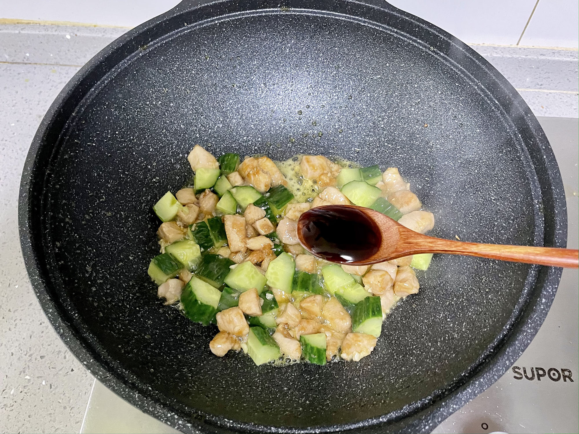 黄瓜炒鸡丁，荤素搭配，清新爽口