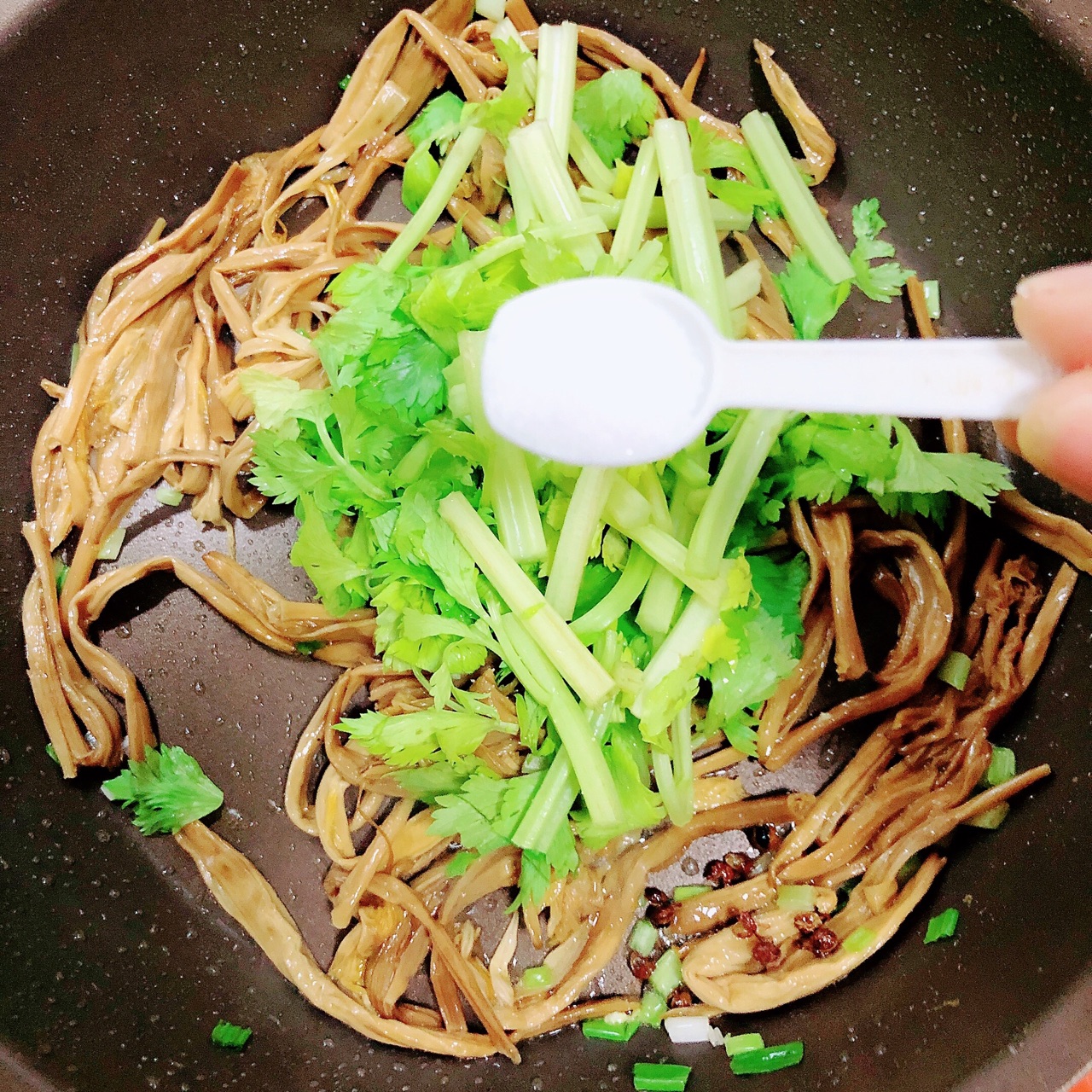 黄花菜炒鸡蛋