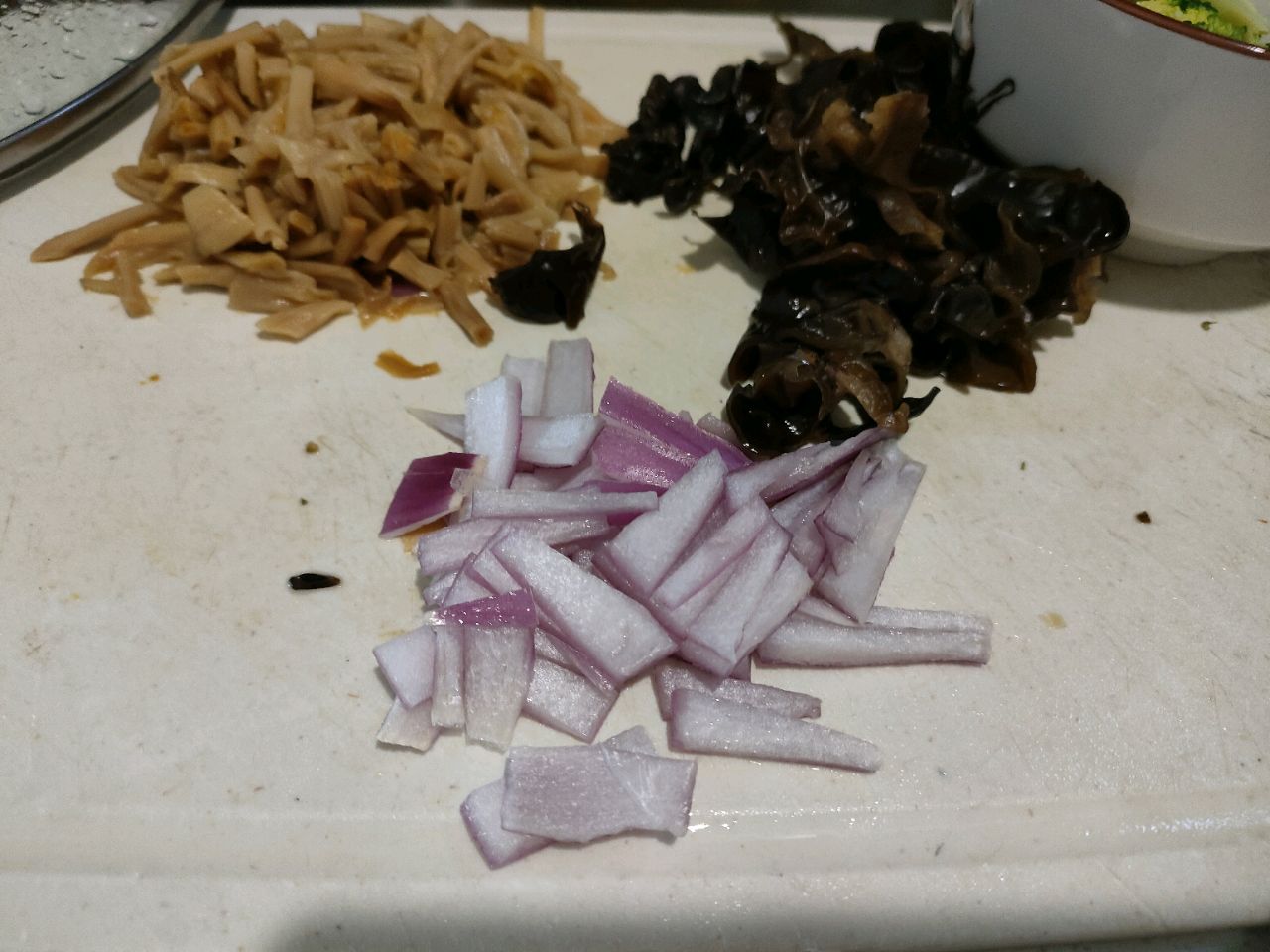 黄花菜木耳鸡蛋打卤面
