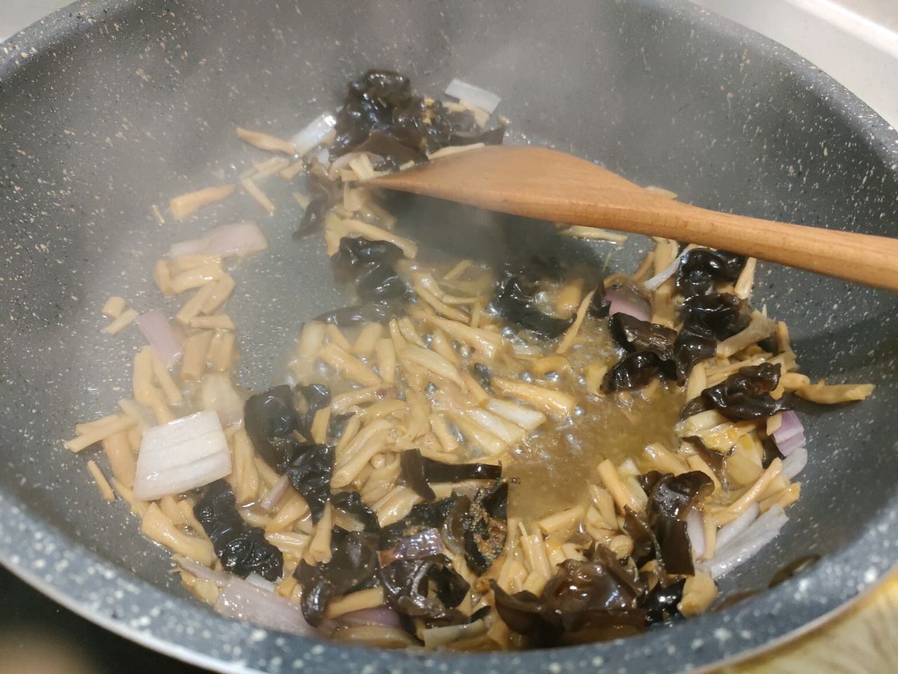 黄花菜木耳鸡蛋打卤面