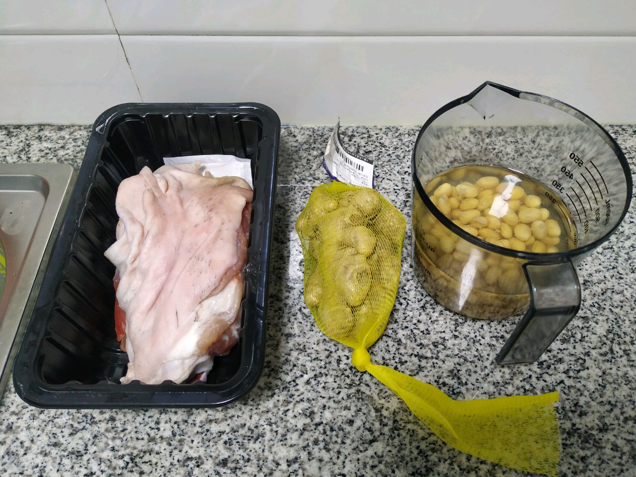黄姜黄豆焖猪蹄髈